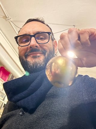 Gianluca Arienti, Gianluca Arienti con il pomo d'oro, immortalato da Umberto Cavenago insieme a Daniela Lorenzi a Milano, in Atelier A14