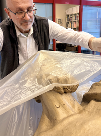 <div>Una volta completata la stesura del prodotto antitarlo, l’opera è stata avvolta con film plastico barriera, sigillata con cura per creare un ambiente chiuso e controllato, necessario affinché il principio attivo potesse agire in profondità contro gli insetti xilofagi.</div>