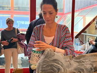 <div>Diana Dorizzi nel momento che precede il suo intervento su <em>Ercole.</em><br>L’intervento su <em>Ercole</em> è un gesto di ascolto più che di aggiunta. Agendo sul volto della scultura, l’artista attiva un nuovo sguardo: non interpreta, ma rivela. La superficie del legno diventa pelle viva, campo di relazione tra passato e presente. Con la sua consueta sensibilità verso la percezione e lo spazio, Dorizzi trasforma la materia in luogo d’incontro: <em>Ercole</em>non è più solo oggetto osservato, ma presenza che guarda e restituisce. Un atto minimo, quasi invisibile, che rende visibile la continuità tra la cura del restauro e la cura dello sguardo.</div>